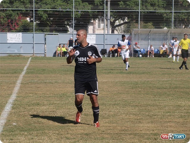 עוד תחנה בקריירה, ראובן עובד (אלון יהודיוף)